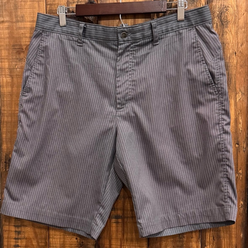 Callaway Golf Shorts Men 34 Gray Striped Mid Rise Zip Fly Stretch